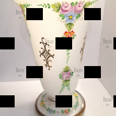 Ваза винтажная  "Цветочный орнамент" Чехия,период СССР (Белое Молочное стекло, роспись) - Biblion.shop 